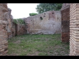 03060 ostia - castrum - decumanus maximus - caseggiati del portico delle mura del castrum (i,i,1) - oestlicher raum an der via di diana - bli ri sueden - 09-2022.jpg